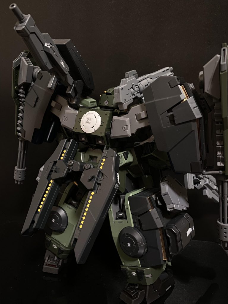 大型ガトリング　本機のシルエットを大きく変えている装備の一つが、このシールドを兼用したガトリングだろう。ソレスタルビーイングのものとは、デザインラインの異なるこの武装は、鹵獲した人革連のMS用の装備を組み合わせて急造した物、実弾を発射するが、実弾にGN粒子を纏わせる事で貫通力、破壊力を上げるシステムのテスト、試作として組み込まれている。安定性が低く、実用化はされなかった。GNキャノン　大型ガトリングがマウントされている。「ヴァーチェ」本来の物と同等。脚部と共に、GNフィールドを展開可能。GNファングミサイル　腰にセットされたコンテナに搭載された、小型のファング。先端から粒子の牙を展開したミサイルが、装甲に突き刺さる、または、内部に入り爆発する。非常に小型の為、迎撃は難しいだろう。「キラービー」という開発コードを持つ。コスト面で問題がある為、スローネツヴァイの持つファングのタイプが、優先的に開発された。 