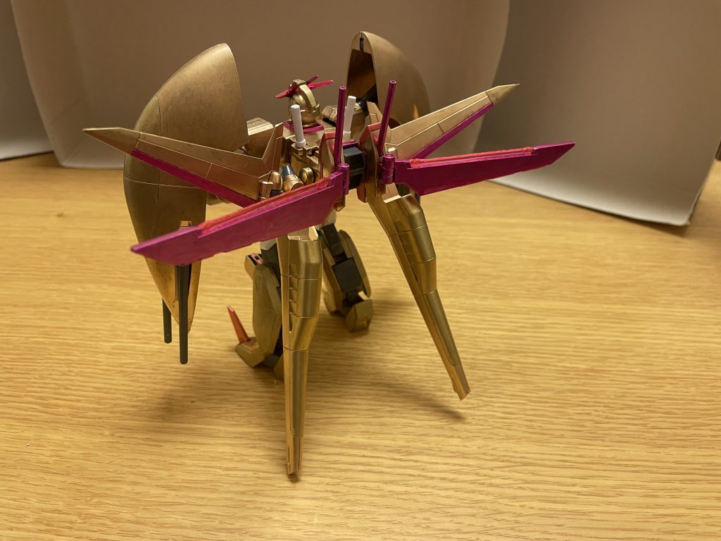 ハーデスシルエット背部の専用シルエットであり、プロトタイプの改良型である。こちらも本体同様にVPS装甲からルナチタニウム合金に変更し、大幅な軽量化を行いつつも、アルティメット細胞とDG細胞の力によって装甲強度が高められており、シルエット単体の耐久性も大幅に強化されている。エネルギー変換炉シルエット内部には、アルティメット細胞とDG細胞を同時に生成するエネルギー変換炉タイプのエンジンが搭載されている。インパルス本体にアルティメット細胞とDG細胞を同時に感染させる事で、インパルス本体に凄まじいパワーをもたらす。アルティメット細胞とDG細胞本来であれば、DG細胞は肉体や精神を蝕む危険性が孕んでおり、常人が扱える代物では無いのだが、安全性と強力なパワーを有するアルティメット細胞が加わった結果、これらの危険性が解消された(そもそもシン自身は、DG細胞への順応適性そのものが非常に高く、精神力においても強靭だった為、アルティメット細胞の導入前から、精神への侵食の危険性は既に解消されていた)。これらの細胞を使用する際の副作用と同じように、本機が受けたダメージはパイロットにも伝達するが、フォースインパルスガンダムエクストリームよりもパイロットへのダメージがさらに少ない。パイロットと本機の体感同調これ自体は本機独自ではなく、アルティメット細胞やDG細胞を使うMSであれば使用可能な機能であり、その力をある程度使いこなせば、誰でも使えるものである。パイロットの意思で、ダメージ伝達のリミッター解除し、パイロットの体感を本機の反応速度と同調させる事で、戦闘モーションにおける一切のタイムラグを失くす。体感の全てを同調する為、MSのメインカメラで捉える映像を直接その目で見たり、風や天候の僅かな変化などを感じ取ったり、遠くにいる相手の声を聞いたりもできる。しかし、ダメージ軽減を一切失くす上、体感と同時に痛覚も一切遮断せずに同調してしまう為、高い防御力で本機は無傷であろうとも、受ける全てダメージはパイロットに完全に伝わってしまう。一応、体感を同調させるだけなので、出血こそしないものの、痛覚が完全に伝わるとなれば、仮にMSの腕が切断されれば「腕を切られた」のと同じ痛みがパイロットも味わう。これだけでも並大抵のパイロットは気絶は避けられず、一般的な人間サイズの拳銃も、胸部に直撃すれば「胸を撃たれた」のと同じ痛みが走る。通常のミサイルや機関砲も、生身で体感するのも同然となる為、これも直撃した箇所が悪ければ、並大抵の人間では致命傷となり得る。ビームや核ミサイル等の威力が高いものになれば、皮膚や骨にも響く激痛は必須、即死すらあり得る。もちろん、これだけの恐ろしいデメリットを持つ関係上、パイロットの殆どは、無意識にこの機能を使わなかったり、知っていても封印する者が多い(幹部たちも「生身でMSの攻撃を受けるのと同じ」「人間が放つ銃弾を1発でも当たれば死にかねない」と言うほどの危険性である)。だが、シン自身は本機を完璧に使いこなしている上、その凄まじい精神力と体力面によって、この機能を長時間に亘って使用可能としており、肉を切らせて骨を切る戦法も容易に可能としている(同調した状態で、核ミサイルやコロニーレーザーを受けても、シン自身は平然とピンピンして戦闘を続行している)。そして、この機能を最大限活用しながら、平然と耐えられているのは、その身に拷問と人体実験を受け続け、「オーブへの復讐」という希望を持ち続けたシン自身の強靭な精神力によるもの。