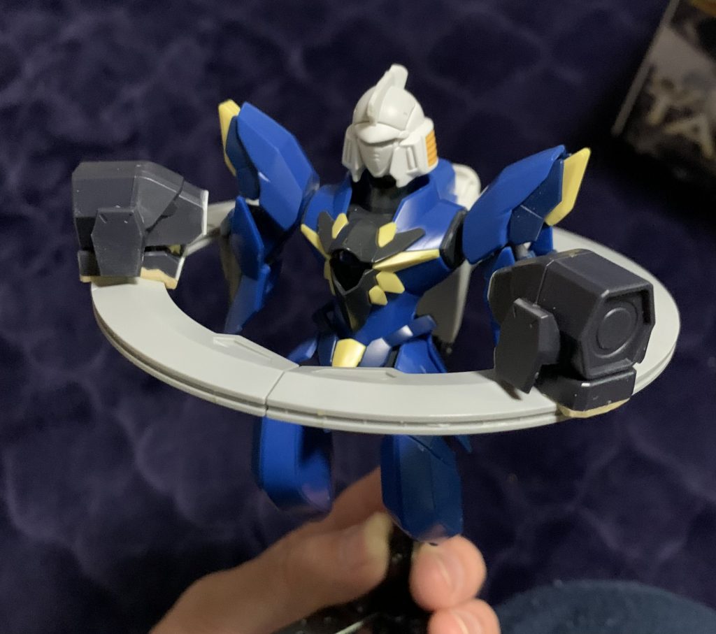 頭部思案中の画像です。MGトールギスの頭で行こうかと思ったんですが持ち前の貧乏性のせいで使えませんでした。MGにHGのパーツはいけるけどHGにMGのパーツはもったいない気が…自分だけでしょうか？(-.-)