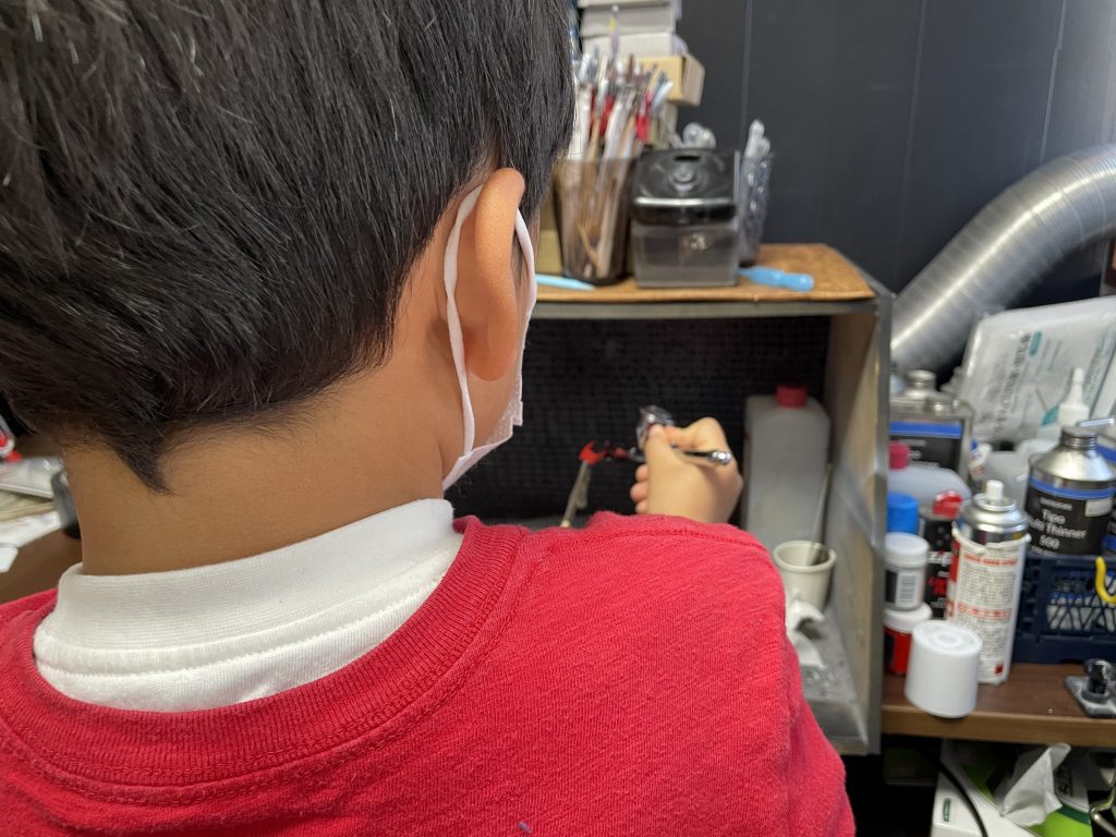 黒サフ吹いてます。ハンドピースと目標物が近いことを注意したくらいで全部真っ黒にするように伝えてます。吹き溜まりができようが関係ナス。