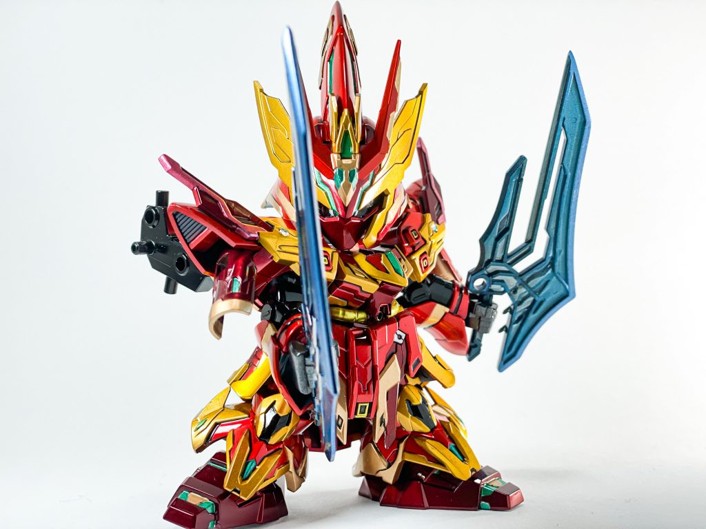 武器持たせて。クリアパーツなんですが、メタリック吹いて形やモールドが分かりやすくなるようにしてます。強そうです。