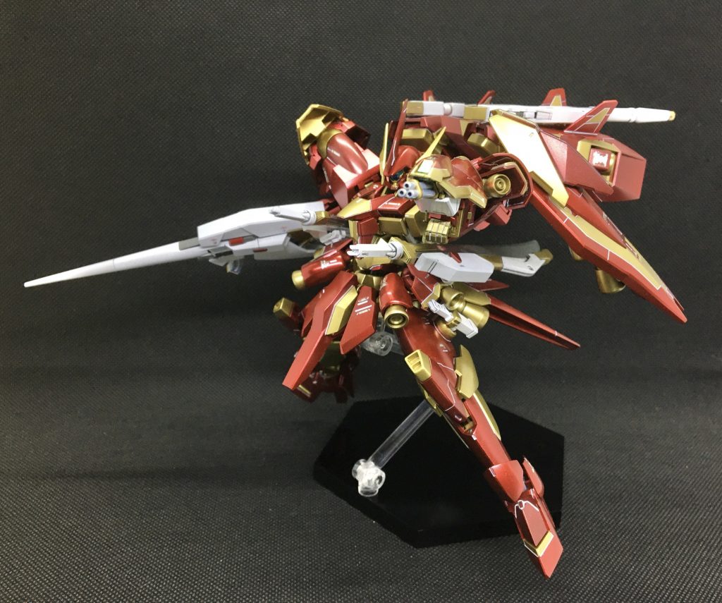 【バックラーシールド・90mm三連装ガトリング】左腕に装備された小型シールドと、内蔵された小口径機関砲。ガトリングは小口径と速射性を活かし、牽制射撃やミサイルの迎撃として使用される。