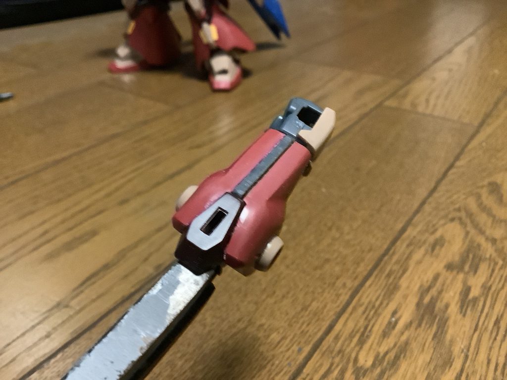 ザクマシンガンのグリップを間に挟んでいます(^^)これでモールド化させました^o^ここで1番時間を使ったと思います。とても大変だった^o^でも苦労しただけあって個人的には満足の出来かと思っています。それでは長くなりましたが今回はこの辺で。ご覧いただきありがとうございました！