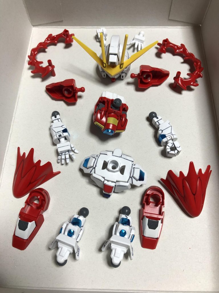 成型色は赤/白/黄の3色のみですが、ステッカーがかなり仕事をしてくれるので、なかなかカラフルに。墨入れだけでもかなりディテールが上がります。どシンプルなだけに、やればやるほど良くなるし、達成感も得られて楽しくなるので、入門用にはもってこいのキットです。