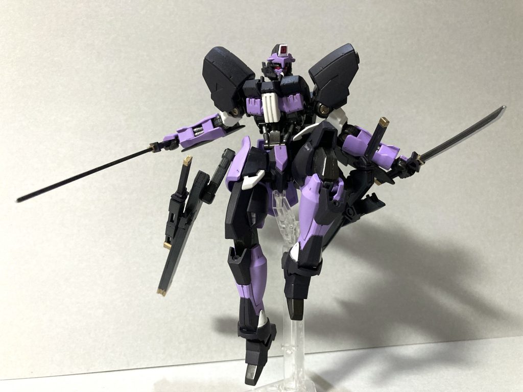 二刀流でＭＡの関節部を狙いつつ、膝のニードルガン（隠し武器）で牽制。