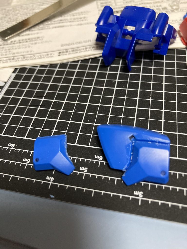 ドムR35の肩パーツを流し込み接着剤で切断