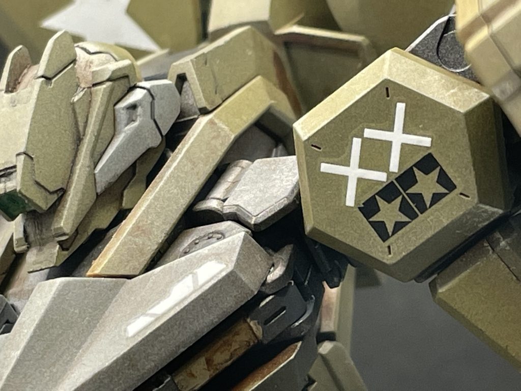 左肩にはタミヤさんのロゴをまず転写式デカールは企業マークも地味にデカールとなっているので最近はどこかしらにはっつけるようにしてます。