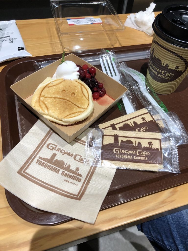 ガンダムカフェも堪能しました😊ハロのパンケーキが可愛かったですし、外が寒かったので温かいコーヒーがまた身体に染みました😌店内BGMで流れていた「アコギ de ガンダム」がまたオシャレで、彼女さんも喜んでくれていたご様子😊