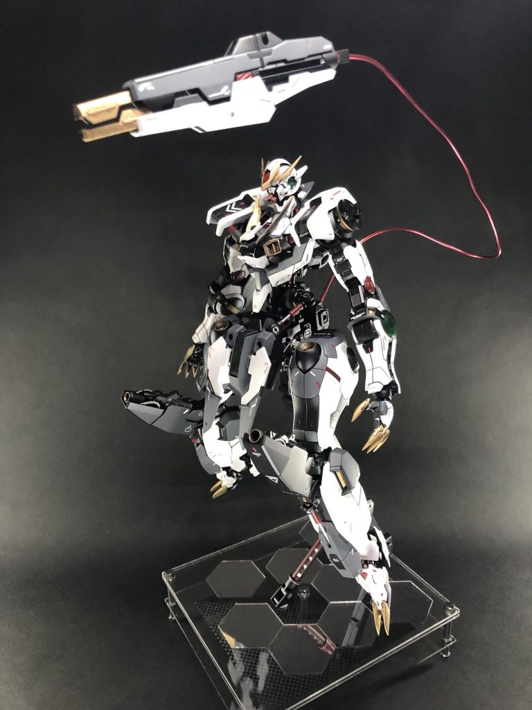 星鋼第二形態戦いの中でGBNのデータバンクから強者達のガンプラデータが送られ、どんどんとアップデートされてく最終回ラスト10分の戦いでテンポ良く進化しながらラスボスを追い詰めるそんなアニメシーンを想像しながら見ていただければ幸いです。そして第二形態から装備される有線式テイルバズーカ。クソ改造はついつい尻尾付けがち問題だってカッコいいじゃんちなみにこの第二形態が1番ガンダムっぽかったりします。