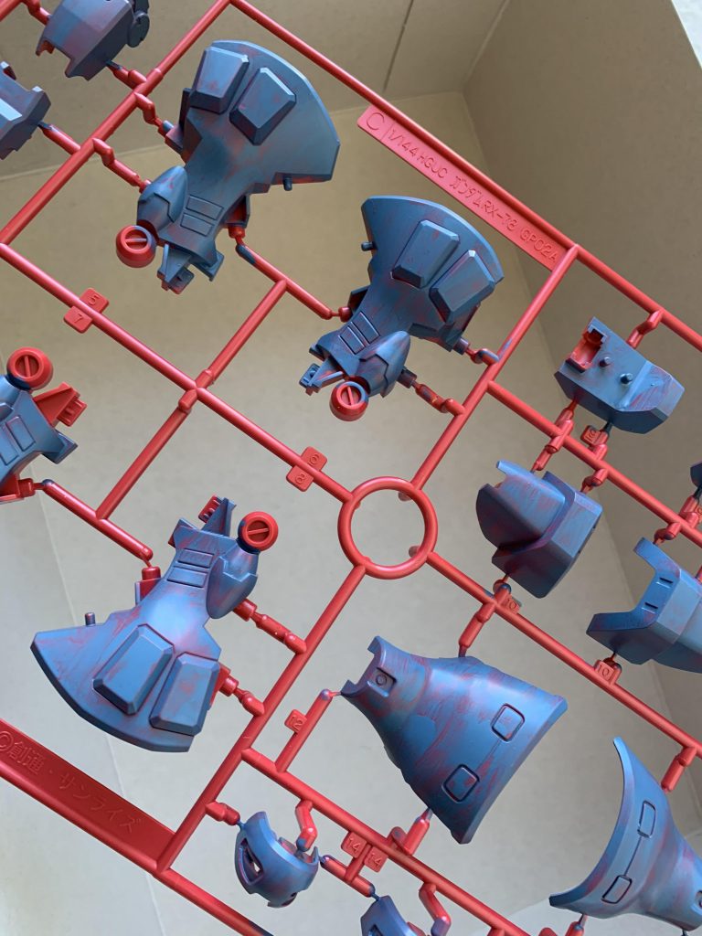 なんとしても年内に仕上げたかったので時間短縮の為にランナー状態で塗装開始。