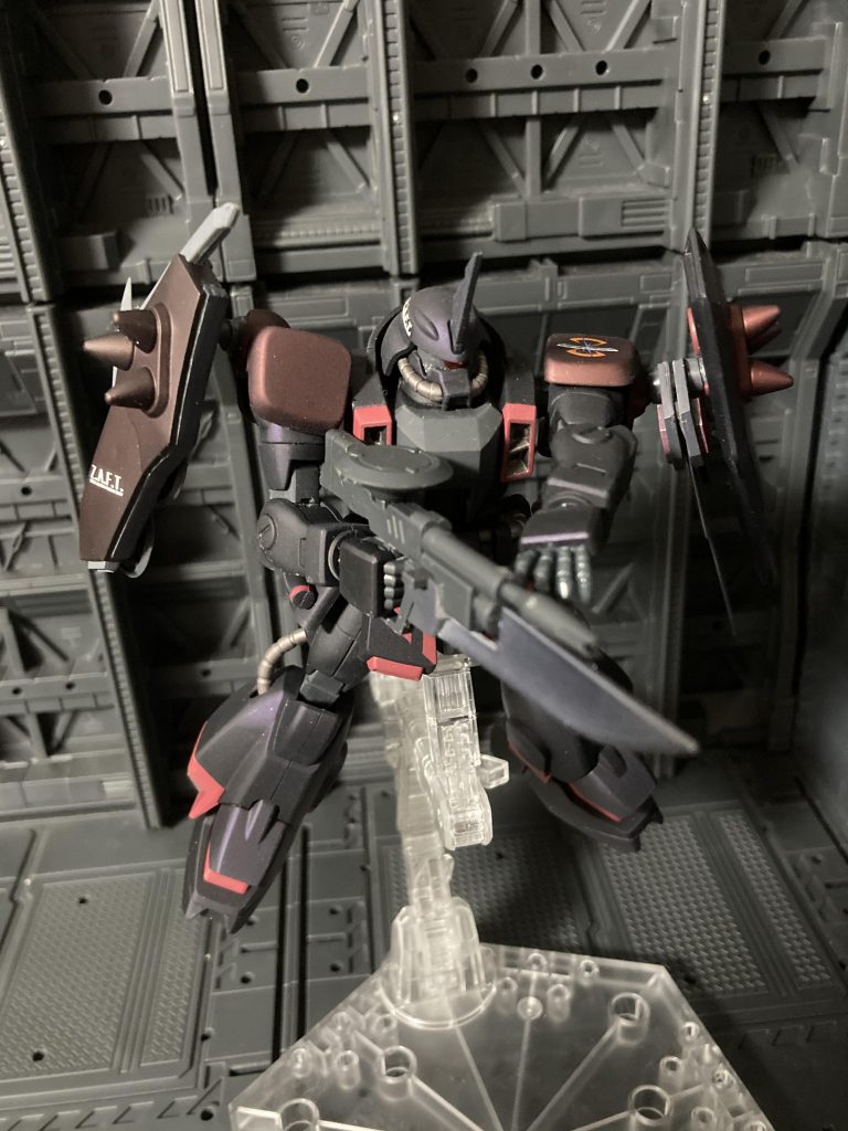 ビームライフルに銃剣、右肩シールドにはアックスを装備しています