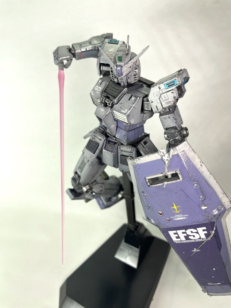 アーマーパージ後の姿です。原作3巻の表紙っぽいポージングを取らせてみました。実は最終工程まで塗膜破れが怖くてアーマーを取り付けなかったので、この状態の方が見慣れてる感じがします。笑武装なしでもしっかりカッコよくて大満足のキットでした。