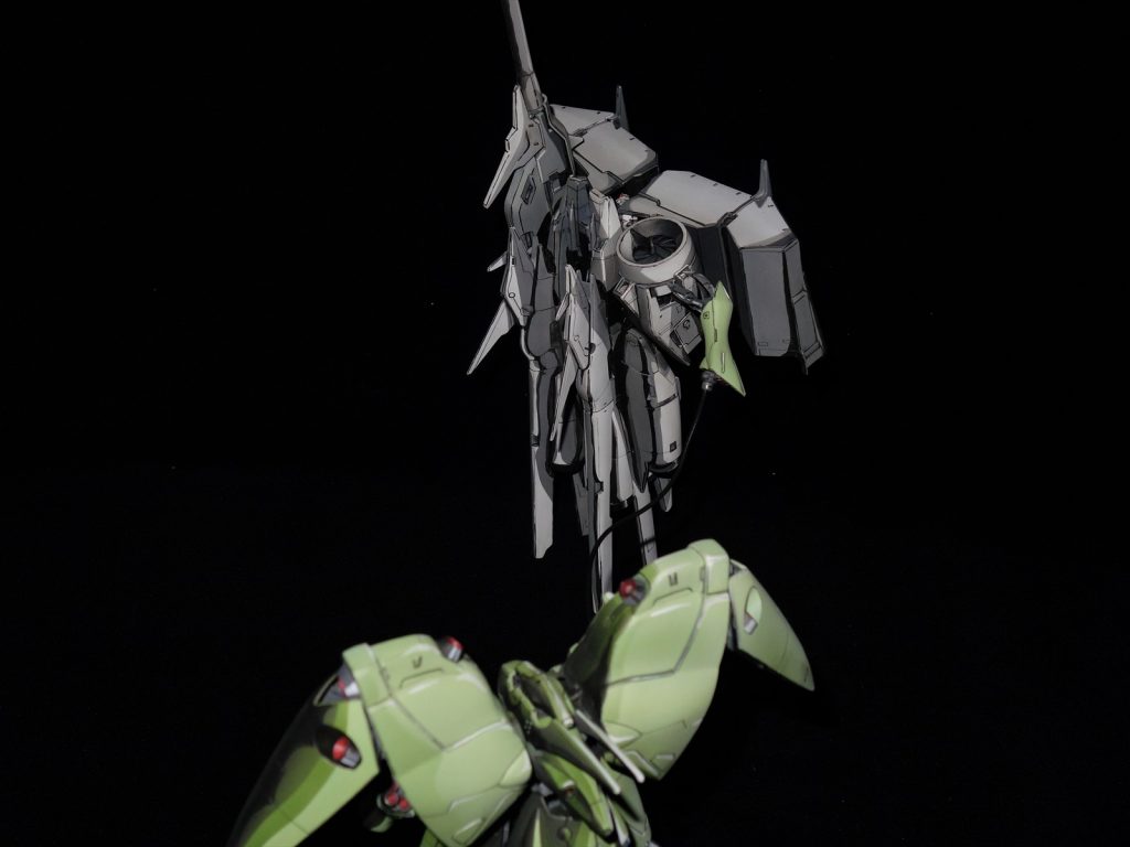 「I フィールドがぁ！」デンドロビウムもノイエジールも、専用台座でしか立てないので、撮影が鬼ムズだったり。