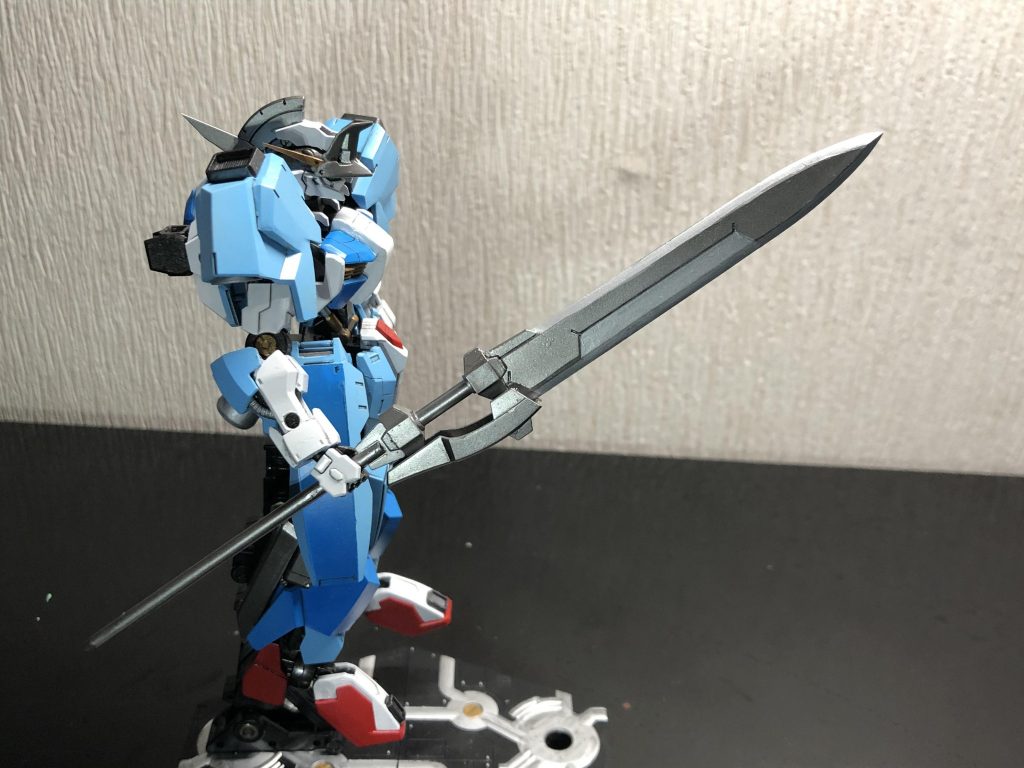 レギンレイズの武装で使えるリード線部分にプラ棒の延長グリップをつける事で、グレイブの様な使い方も出来ます。