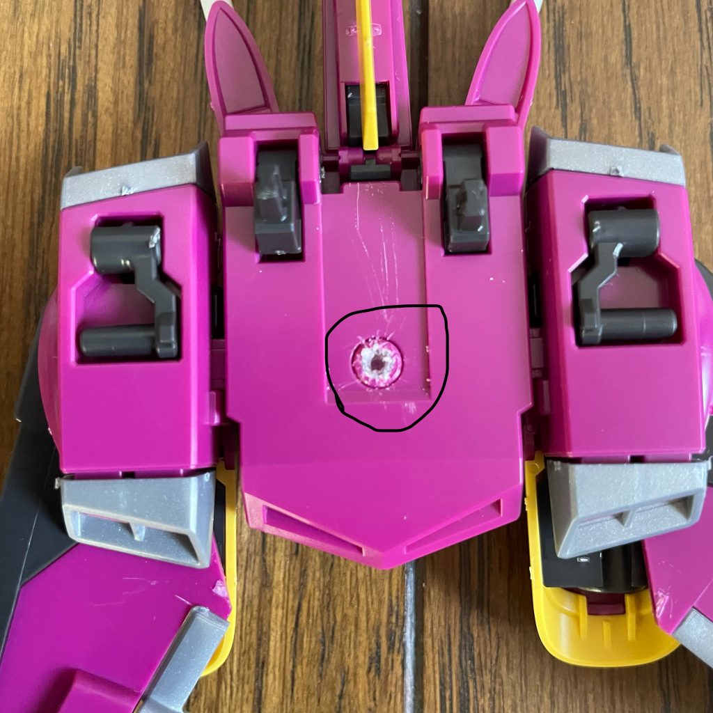 　今回の「やらかした‼︎」シーンはこちら(^◇^;)　あまり自慢出来ることじゃないけども、機体本体とバックパックが無事に出来たって事で、アクションベースに取り付けようとしたんです。　そしたら今持ってるアクションベースでは差し込めない事が判明！！　見事に穴の中でアクションベースの先がポキッと折れちゃいました(^◇^;)　何とかして修正したいと思う今日この頃です。初心者の色々と問題を起こしがちですが、失敗は成功の元と言い聞かせてるので、次の機体は完璧に作り上げたいと思っています！！