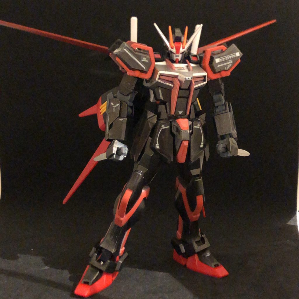 メタリックブラックをメインにし、アンテナから足までのラインを蛍光レッドで塗ってます。