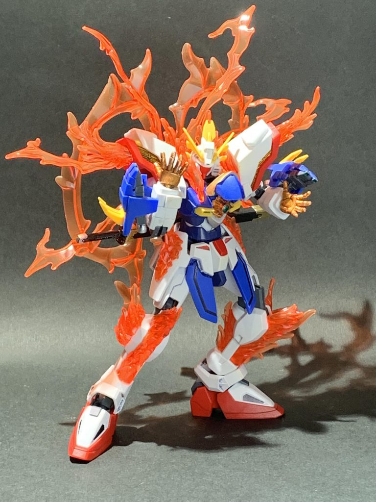 サンシャインフィンガーは、シャイニングフィンガーの、ハンドパーツをガンダムマーカーシャインシルバーで塗装。その後リアルタッチマーカーのイエローとオレンジを重ね塗りして、液体金属を手に纏う感じを表現してみました。