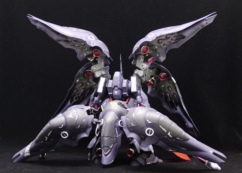 バックショット は迫力抜群ですリアアーマーも羽を小型化して置き換えてます。