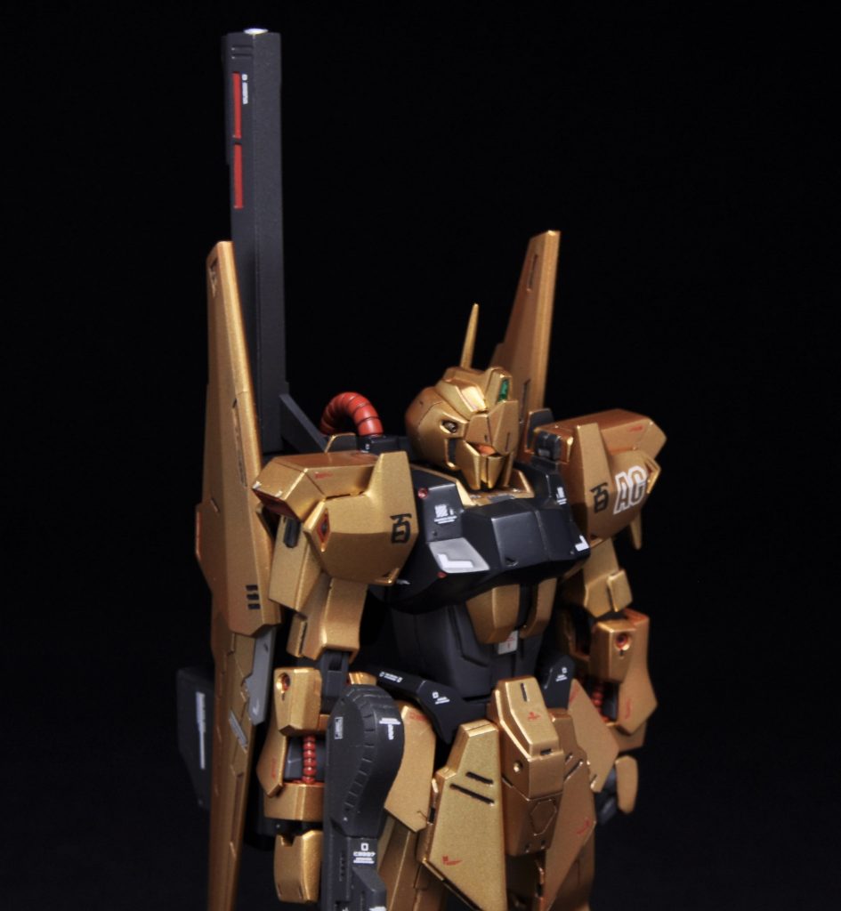 カメラアイはキット付属のツインアイシールの上にハイキューパーツのレッドミラージュシートを貼り付け。角度によってツインアイにもゴーグルにも見えます。