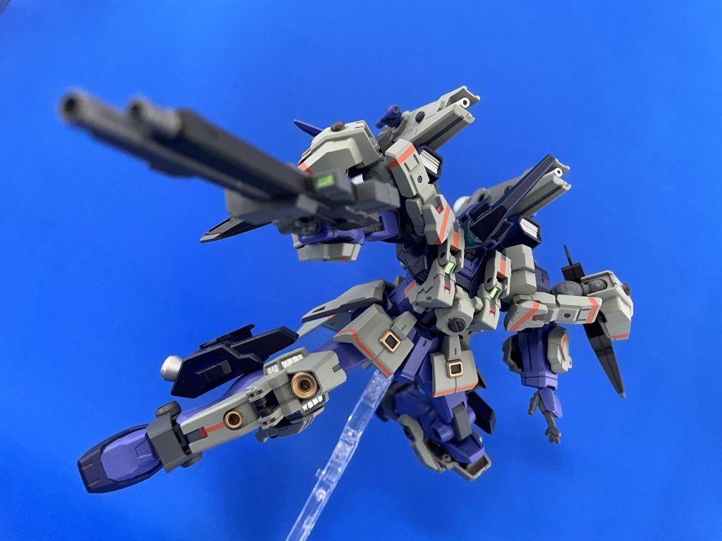 ここからはアピールショットを。まずは定番の種ポーズ！脳内設定的にはガンダムレイヴンを(シンナー風呂ドボンの失敗により)破壊されたため、前作のGM/Bstに強化を施して代用しているという設定。