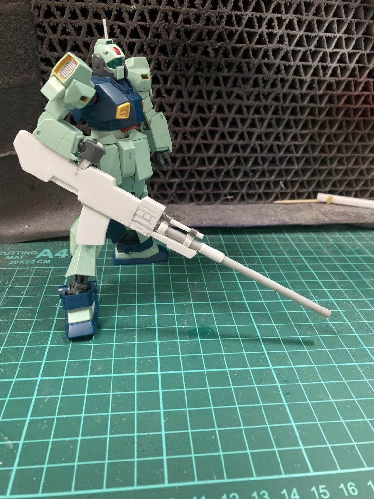 装飾のレイアウトを下書きし、あとはその上からプラ材を貼っつけたり切り盛りして…