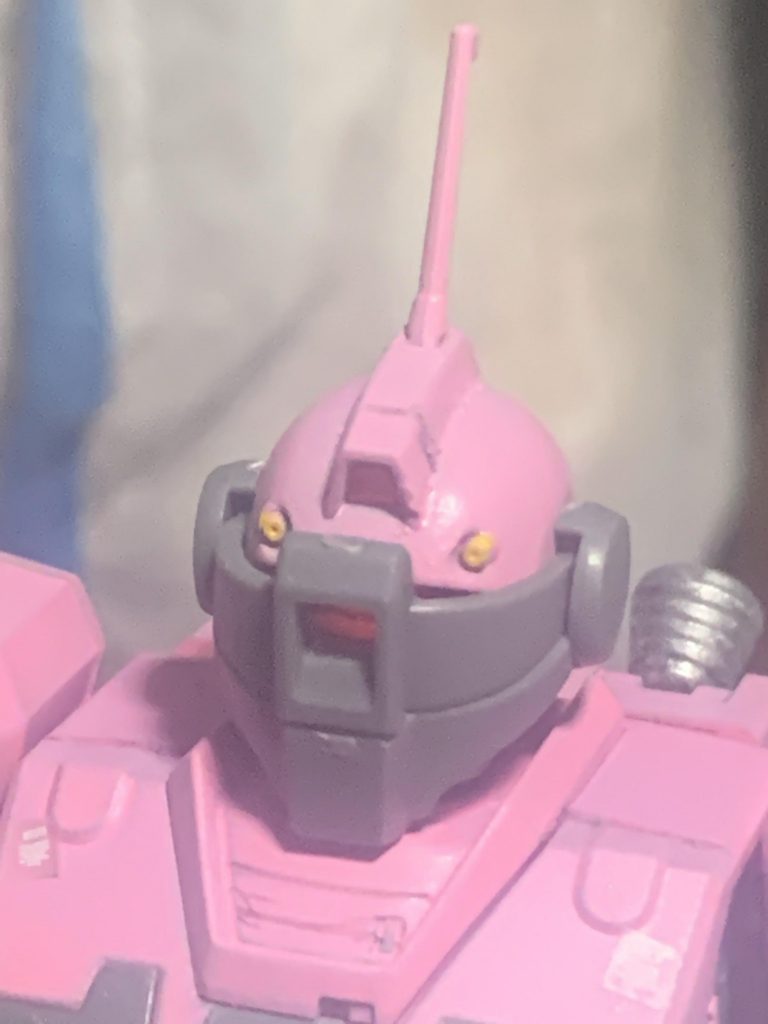 頭部バルカンをガンダムマーカー細先タイプのイエローで塗っています。