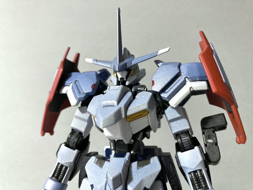 バストアップ。塗装はメタリックの粒子がわかりつつもツヤ消し。白を重ねたところも大理石のような斑模様が出るようにしてみました。今回の2機でこだわったところ。