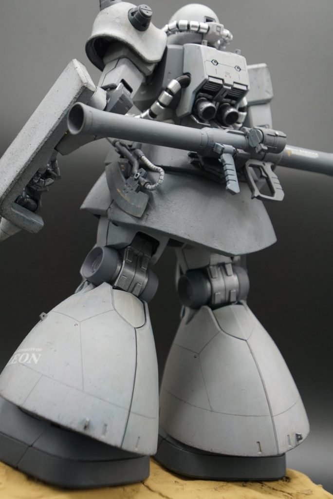 ドムの腰にザクのバズーカのラックを移植。切り取って貼っただけだったりしますが。