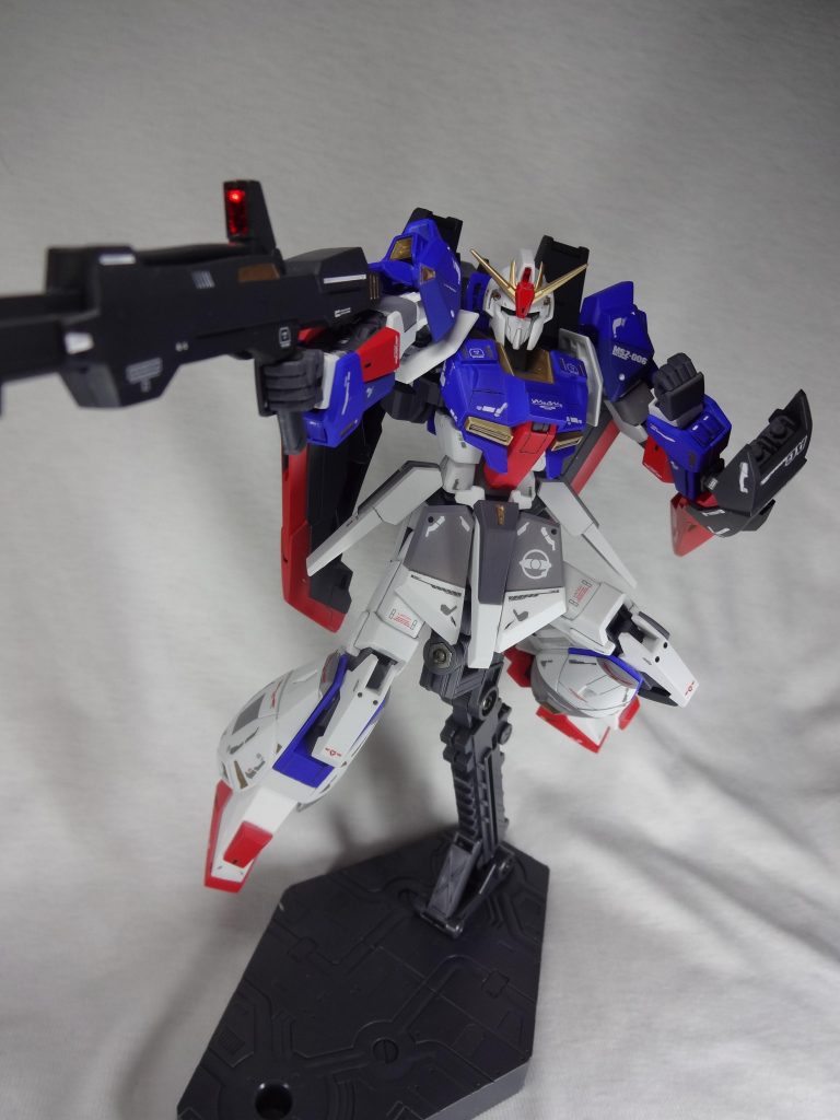 頭部やビームライフルの照準部分に透明レジンを使用しています。付属のデカールは無くしたのでテープを貼っています。