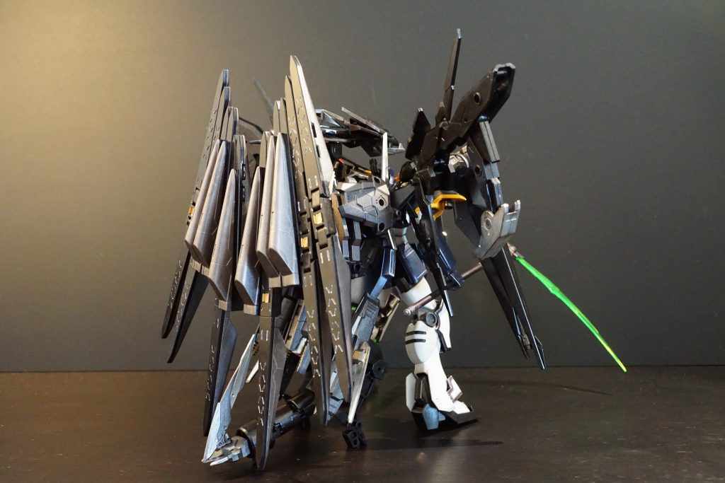 第1形態: 支援メカ合体 フルアーマー形態全武装を搭載したフルアーマーユニコーンのような出撃形態で、ブースターバックパックを使って一気に距離を詰める戦法を想定しました。ステルス・ファンネルで迎撃の他、クロークを開いての近接戦も対応可能です。 ドッグメカとの接続に悩みましたが、ファンネルをメカ側に換装できるようにして、メカごと背負わせる方針に落ち着きました。