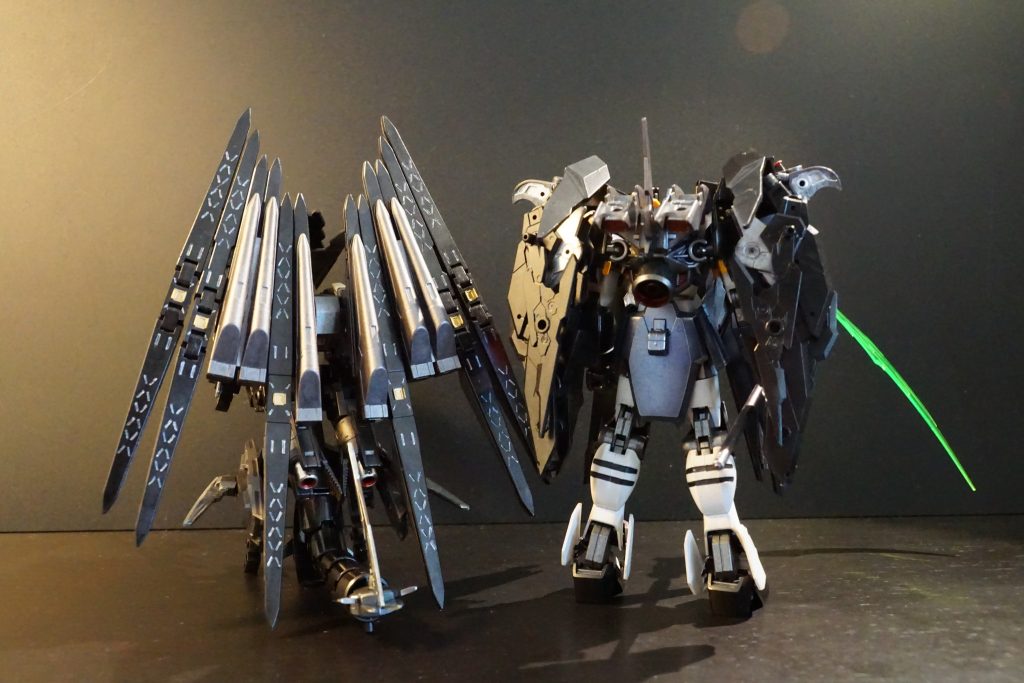 第2形態: 支援メカ分離 連携攻撃形態デスピア・ビーストを分離し連係攻撃を仕掛ける形態で、本体はデスサイズヘルに一番近いイメージです。モビルドール・システムで、支援メカとステルス連携攻撃を発動。分離後の見映えも兼ねて、ハイパージャマーとスラスターのパーツをバックパックの両肩に追加しました。