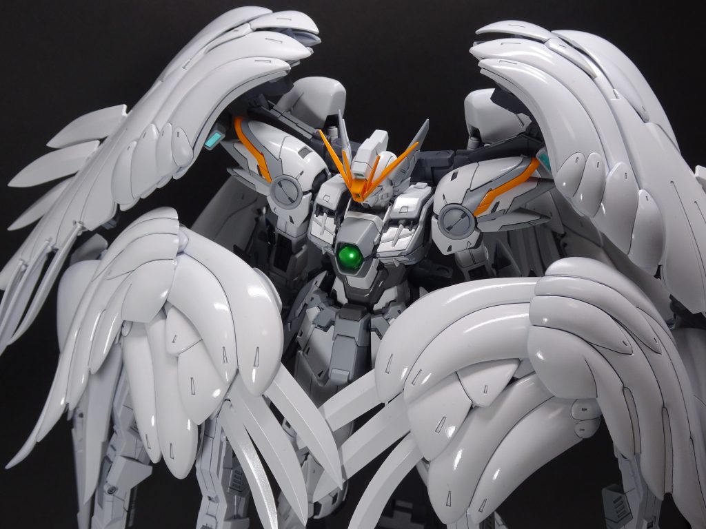 スノーホワイト・プレリュードで特徴的なセラフィムユニット。ゼロの主翼とフミナ(アクシズ・エンジェルVer)の翼をミキシングで再現しました。写真は、防御形態のモード・ロンド。