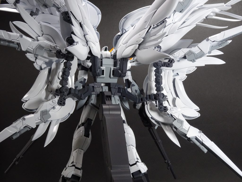 セラフィムユニットを支えるのは、ゼロの羽根の基部とBB戦士のCSフレームを加工したもの。接続部は多少瞬着で太らせてあるものの、軽さと強度を両立。