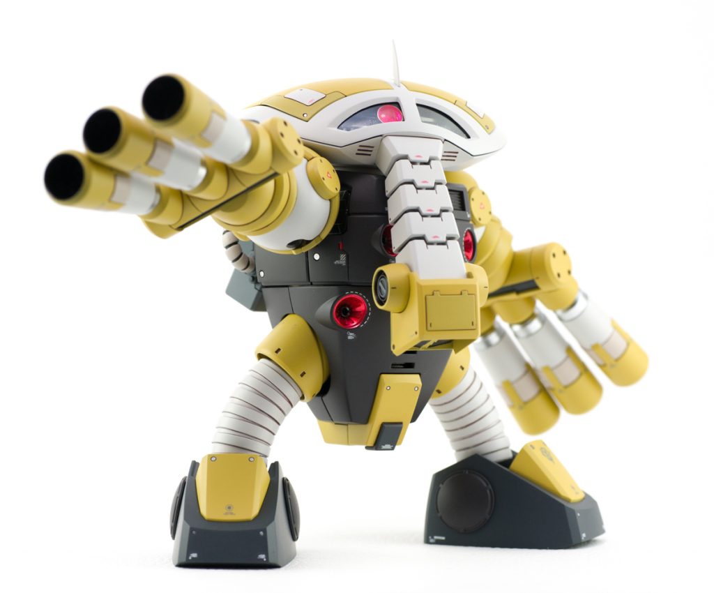 基本的にはストレートに組んでいますが、各部それなりに合わせ目が発生しますので処理しています。肩・胴体の合わせ目は段落ち加工にて処理しています。