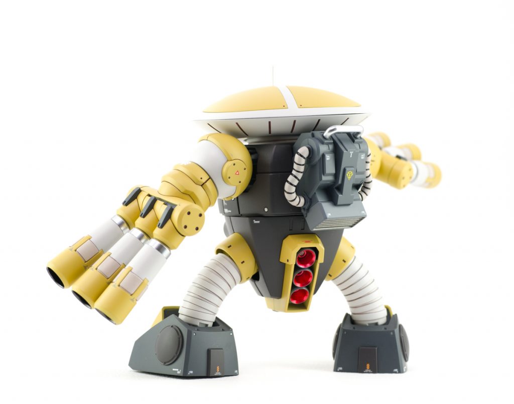 合わせ目としては脚の白い部分が大変なのではないかと思います。丁寧に処理し、拡大しても粗が出ないよう気を配りました。バーニアは3基ありますが繋がっていますので切り離して独立して見えるようにしてからフチを薄く加工して接着しました。