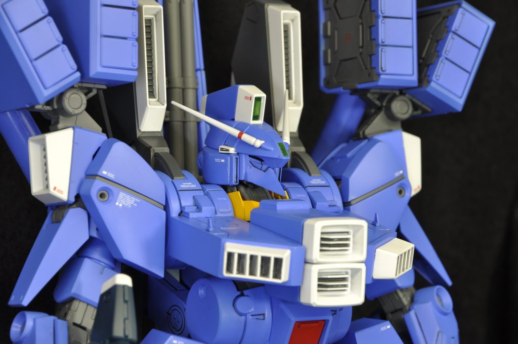 頭部特に形状を変更し、頭部を1mmずつ大型化、顎の形状変更、ひさしの短縮か、後頭部をフラットにしMGOCKの雰囲気に近づけました。胸部も小説「ALICEの懺悔」の挿絵にある角形の形状にするためプラ板でスクラッチしました。肩部もキットの丸い物ではなく半分ほど切りとってからプラの積層から削りだしました。