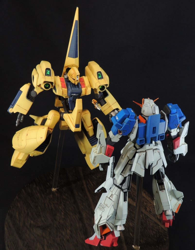 別角度、別配置のショットです。円形の木製台座に6㎜Φの透明プラ棒2本を設置してMSを取り付けました。