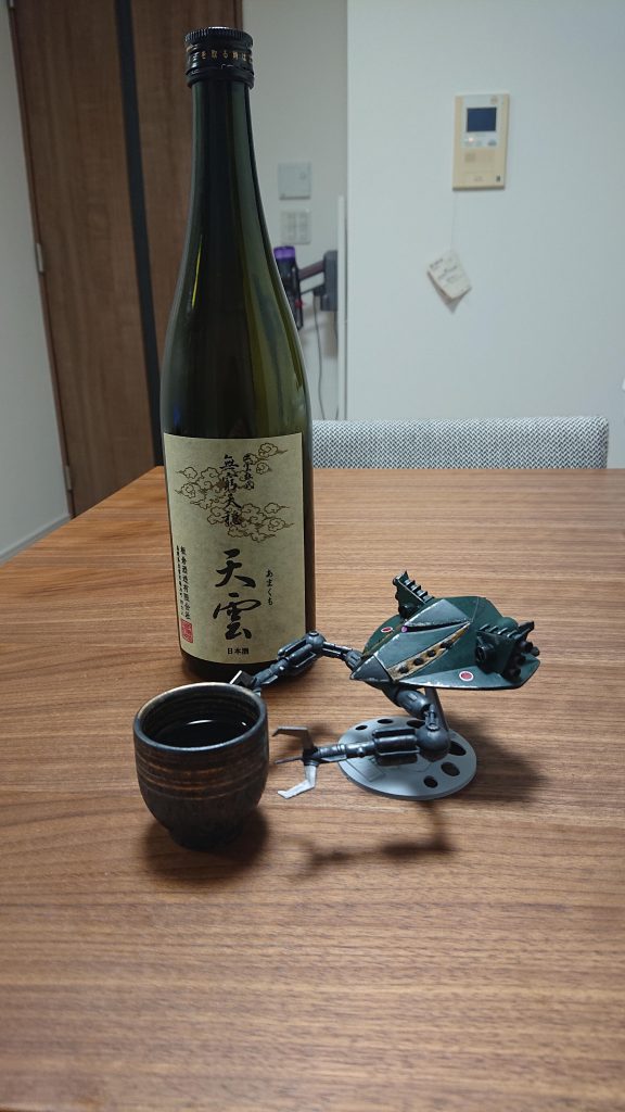 大好きなお酒を飲みながら悠々と製作していたのですが、気付いたら零戦カラーになってました。 これは飲みながら撮った写真っす🍶 