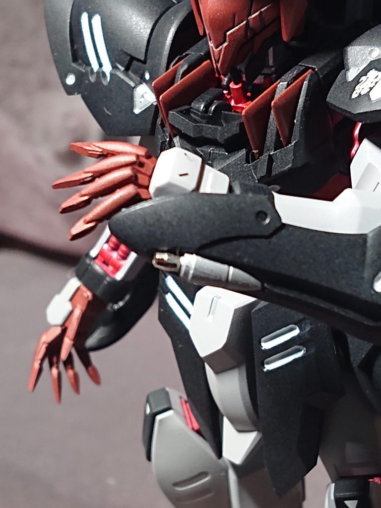 アームカバーの先端部にはメタルパーツを仕込んであります平手は指の部分を鋭角化しました