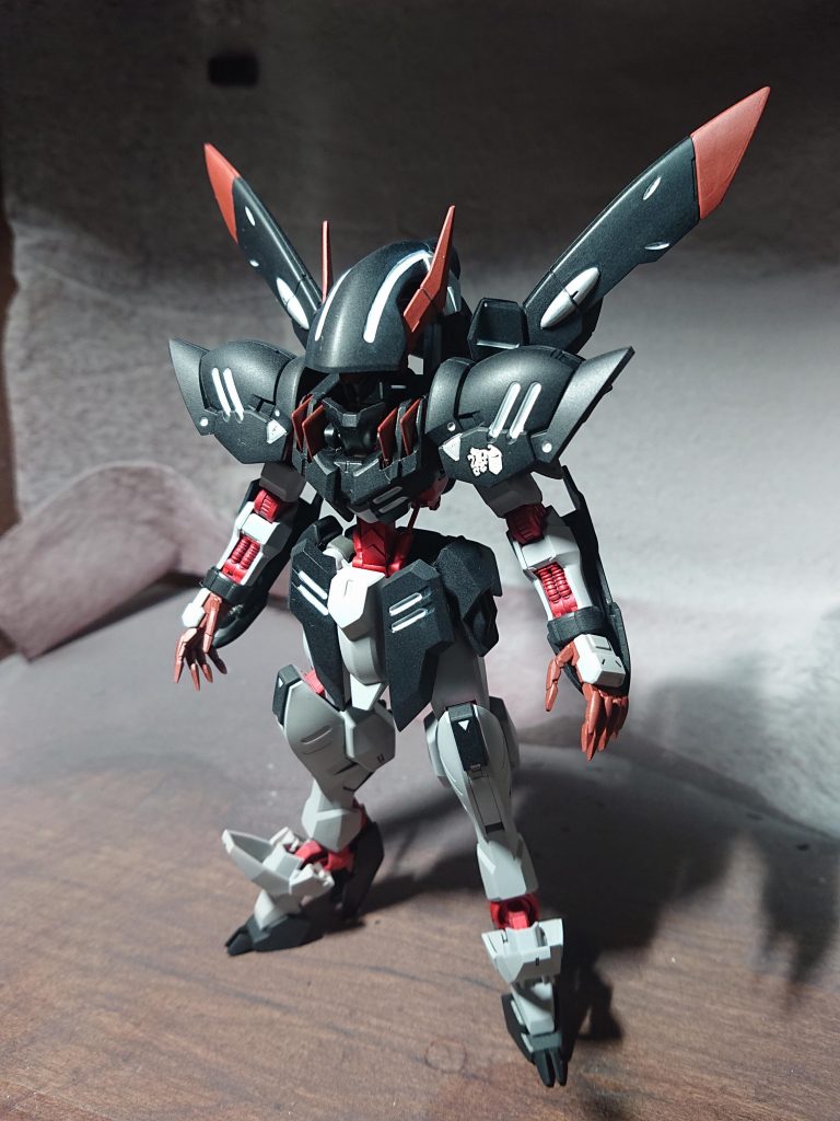 フードのパーツは基部を延長したことで上から覆い被さるようなシルエットにしました