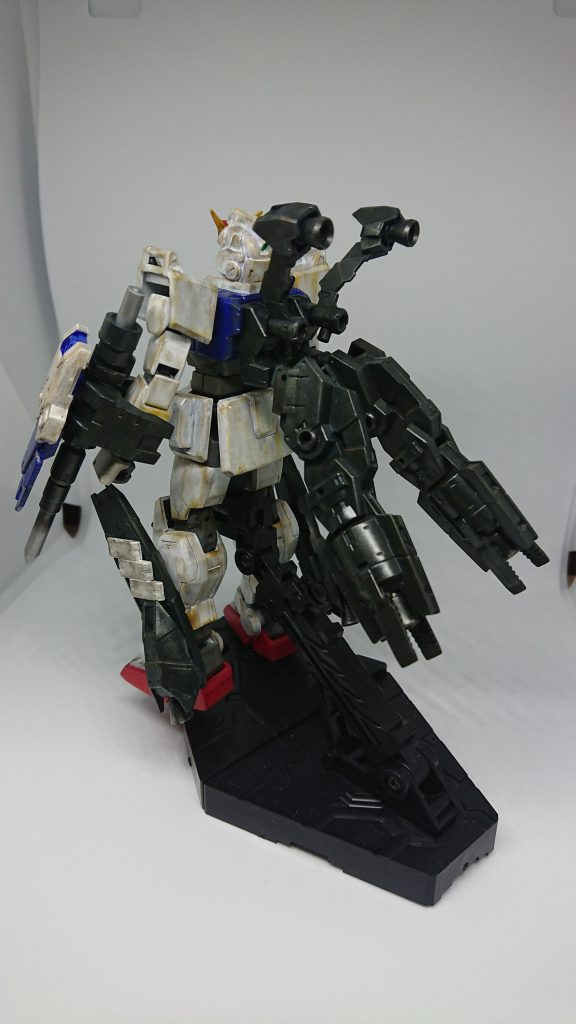 ブースターやらパイルバンカーなどは某量産機シリーズのOPキットからの流用。パイルバンカーは切り貼りして自作しております。ぐらぐらしてますw しかしバックパックのブースターは無改造で取り付けております。同じメーカーとはいえ、応用きくんだなーと感心してました。