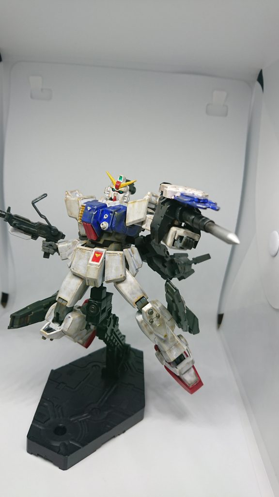 機体理念は「ブースターによる推進力で一気に敵機に接近しパイルバンカーを打ち込む」という思想で作られております。はい。某スパロボのパクリです。塗装はほぼ筆塗り、そしてウェザリングで塗装の下手さを誤魔化してますが、ウェザリングするだけでも大分変わることに軽く衝撃受けたものです。しかし、無駄に汚しすぎた感が。ただ、それよりも当時の自分に聞きたいのは、「なぜトップコートに半つやを使ったのか」であるwと、自分の初期作品はこんな物でしたが、色々と学んだ作品でした。今もそれほど上達してませんが今後も自分なりに楽しんで作っていく所存です。そしていつまでも皆さま方に足元にも及ばない実力で足元をうろちょろしていきますのでよろしくお願いします。そして、この作品を見てくれた方がいらっしゃったら大きな感謝を。