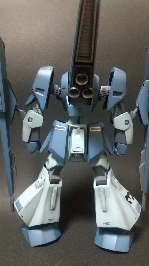 後述の背中の縦長スラスターのディテールアップ、これはやっといて良かった