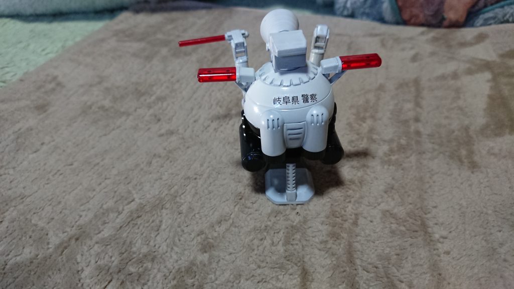 後ろから。ですが、バッチリ県名が出てますがご容赦をw頭部(?)のスピーカーは大型バーニアとプラ棒の組み合わせで、肩(?)のパトランプは他メーカーのバリスティックシールド付属の物をそのまま使用。誘導棒はそのランプのランナーの余りだったりしますw塗装は実は初のエアブラシ、といってもガンダムマーカーエアブラシシステムでしたが、エアブラシの楽しさと難しさを同時に味わいました。ホワイトが薄すぎたり吹き付けすぎてだれたり・・・