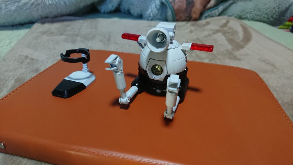 土台も白黒のツートンカラーです。二色だけだと色分けがとっても楽、と向上心の欠片もないことを言ってみたりwしかし、せめて墨入れぐらいはするべきだったかも。しかし、こういう仮想機体は次はああしたいこうしたいとという欲望が出て来て際限ないのが困るものですw