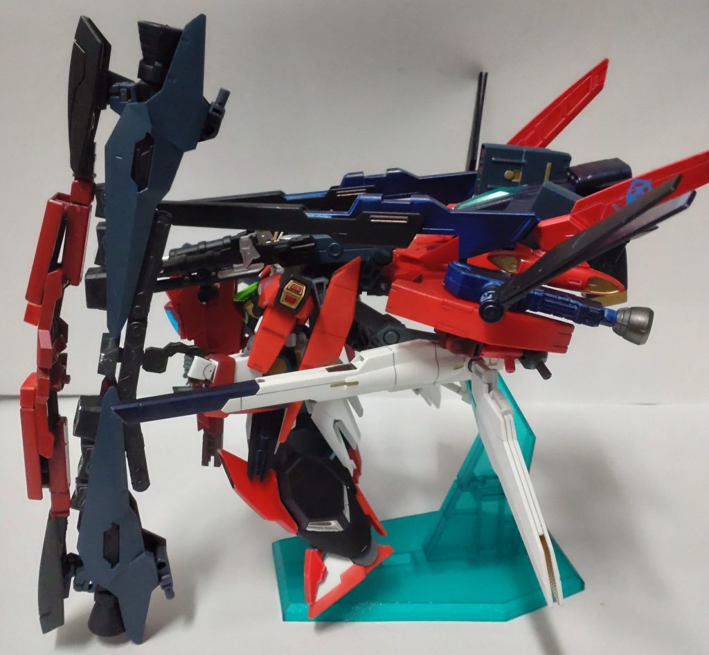 横から見た状態です。ベース機体のように、機首が分離し胸部に合体する機構は難しかったので、繋げたまま変形合体する形式にしました。