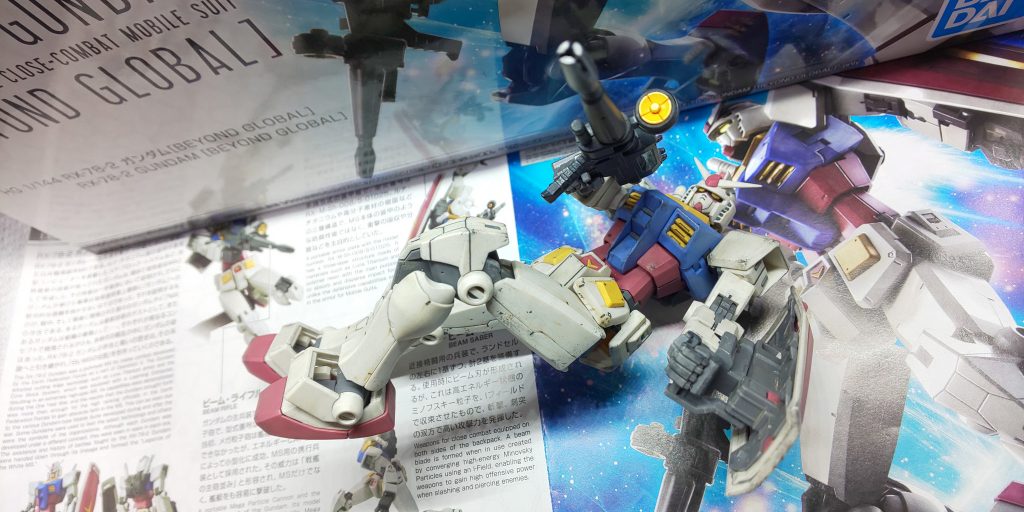 ビームライフルを構えたポーズですね。