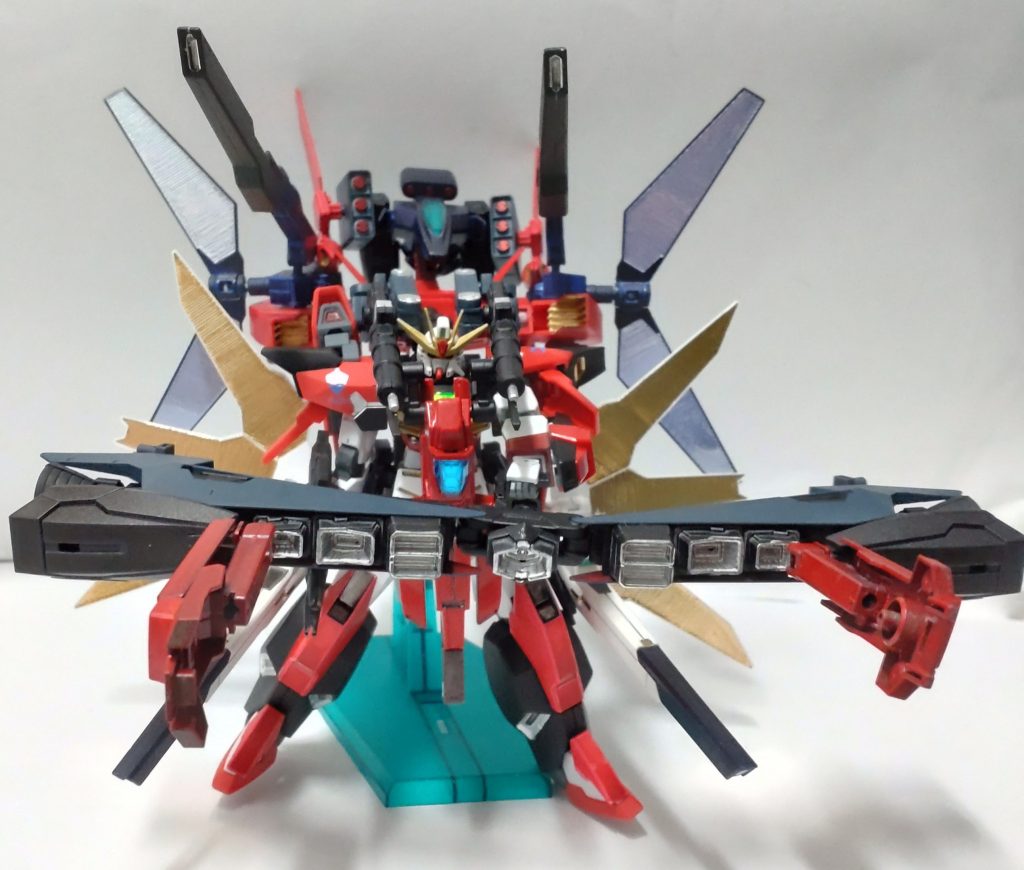 全砲門発射形態です。前回の黒基調と比較して今作は派手めな感じになりました。