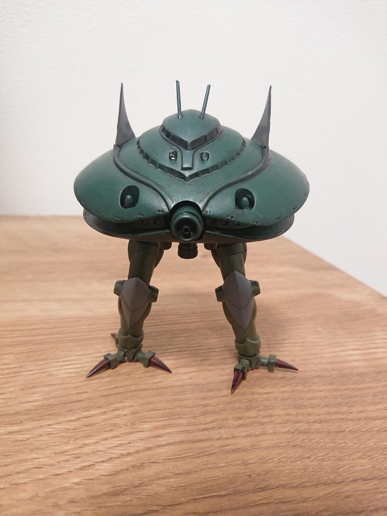真っ正面から。作ってすぐに足首がぷらぷらでこりゃあ、いかんと思いましたが案外と自立しています。