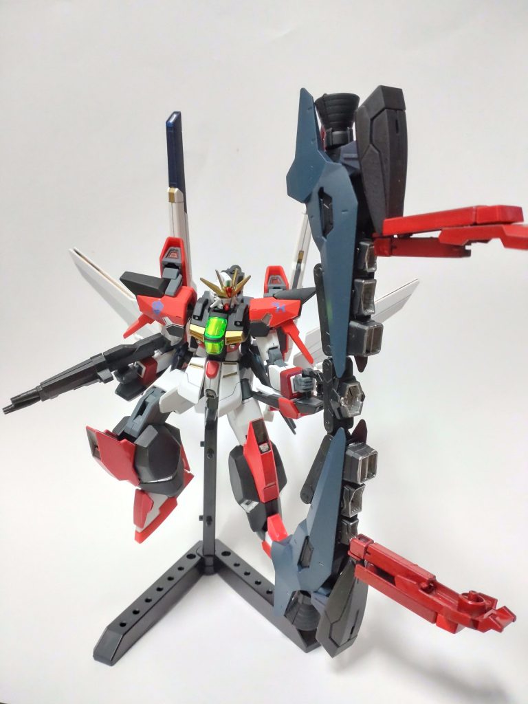 支援機を分離した状態です。ディバイダーが手に入らないので、原作よろしくハモニカ砲をイメージして作製。かなり重いので手首は固定しました。それ以外の関節は手を加えていませんのでやはりage系は優秀です。ライフルも見にくいですが、砲口を二門にしてビームマシンガンをイメージ。